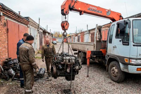 перевозка двигателя манипулятором